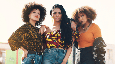 Trois jeunes femmes dans de stenues colorées