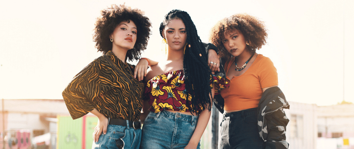 Etsy achète Depop, la plateforme de mode de seconde main préférée des Z Trois jeunes femmes dans de stenues colorées