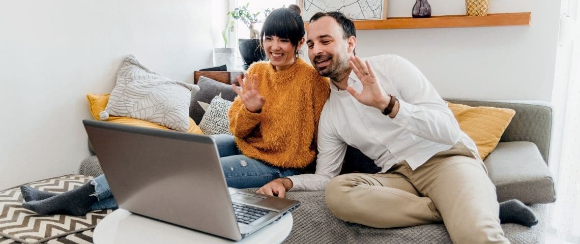 Sortlist a mené une étude : « Réseaux Sociaux : Comment la pandémie influence-t-elle nos usages ? - Boomers vs Millennials Coupl faisant un signe de la main devant un ordinateur