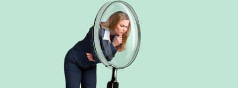 Moins de data, plus d'anthropologie : le nouveau mantra des entreprises Une femme d'affaires regarde dans une loupe géante