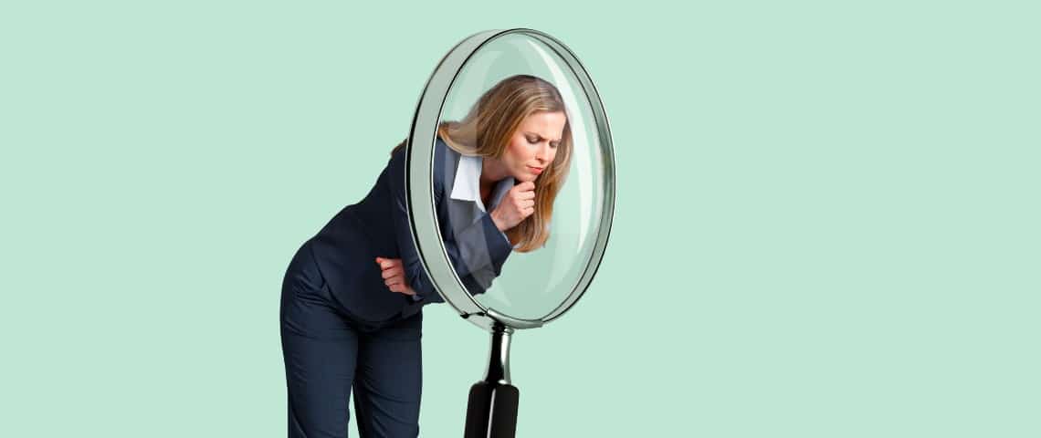 Moins de data, plus d'anthropologie : le nouveau mantra des entreprises Une femme d'affaires regarde dans une loupe géante