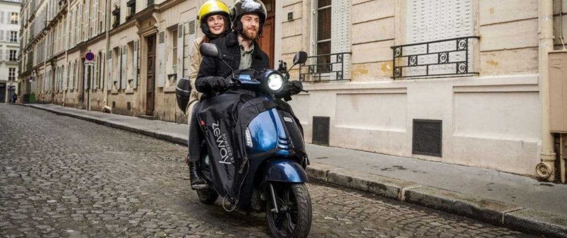 Fnac Darty, partenaire commercial de ZEWAY pour la distribution d’une nouvelle génération de scooter électrique personnel rechargeable en 50 secondes chrono 2 personnes sur un scooter