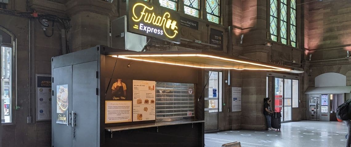 Arthur Devillers, Sourd depuis l’enfance, crée une chaîne de fast-food 100% végétale qui concurrence les grandes chaînes traditionnelles en créant de l’emploi solidaire et initiant à la langue des signes. Restaurant Furahaa