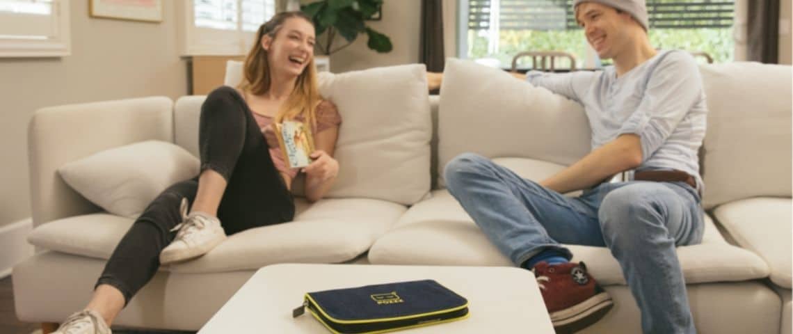 Genius Objects a imaginé Pozzz, une pochette éducative connectée à une application qui permettent de suivre et réguler l'usage des smartphones Jeunes assis sur un canapé