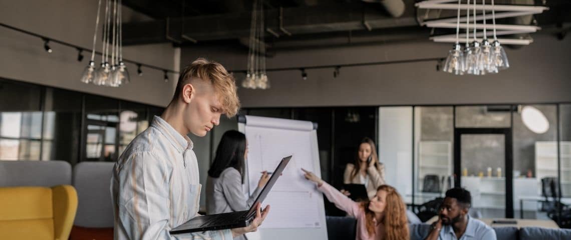 L’incubateur de startup d’Havas à Station F lance son appel à candidatures pour recruter les 10 prochaines startups des métiers de la communication et des médias Equipe de jeunes au travail