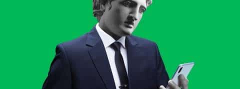 Nicolas Nova analyse notre rapport au smartphone Une statue antique en costume en train de tenir un smartphone