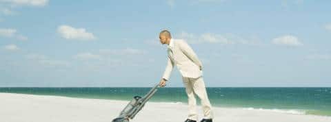 Tout le monde parlent des ordinateurs quantiques mais ils sont inutiles pour le moment Un homme en train d'aspirer une plage de sable fin