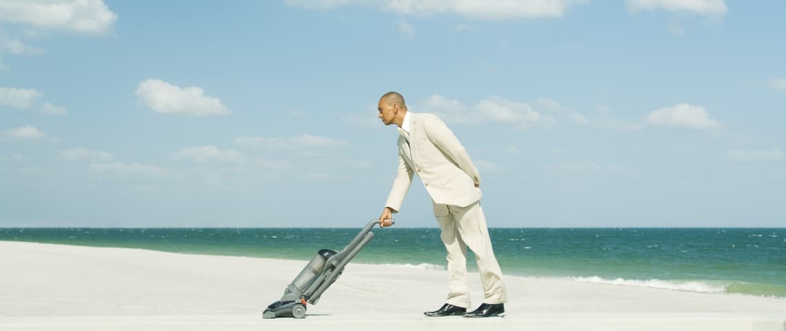 Tout le monde parlent des ordinateurs quantiques mais ils sont inutiles pour le moment Un homme en train d'aspirer une plage de sable fin