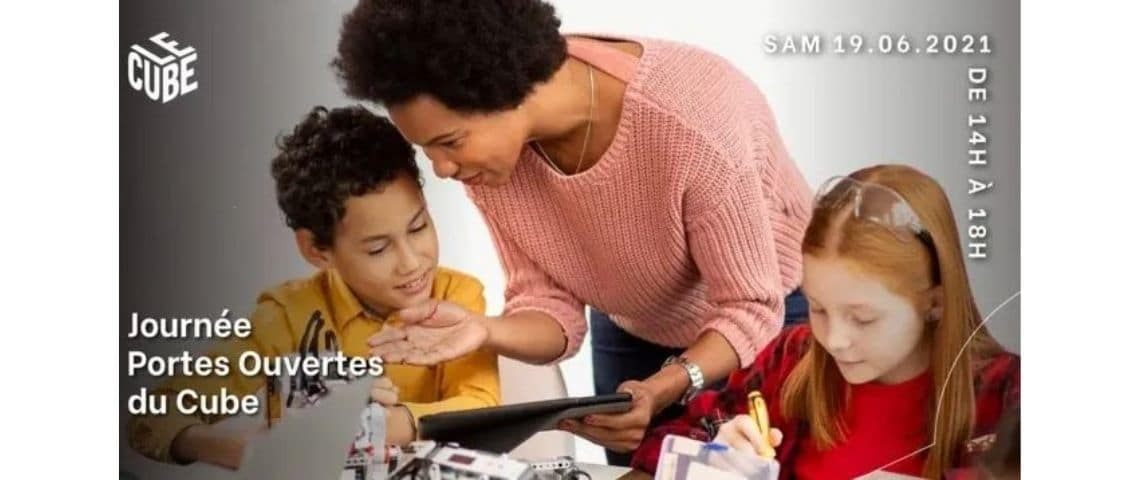 Le Cube accueille pour la première fois en France la conférence Youth For Good qui donne la parole aux jeunes qui changent le monde. Femme avec 2 enfants devant des écrans