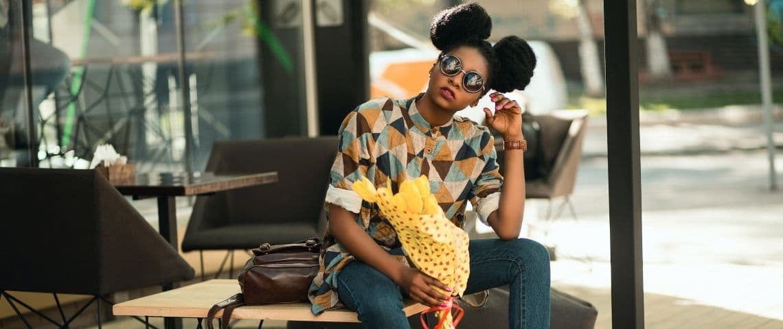 La marque Kiabi s’engage aux côtés de l’association Live for Good pour accompagner les jeunes pépites de l’innovation Positive Jeune femme assise avec un bouquet de fleurs jaunes