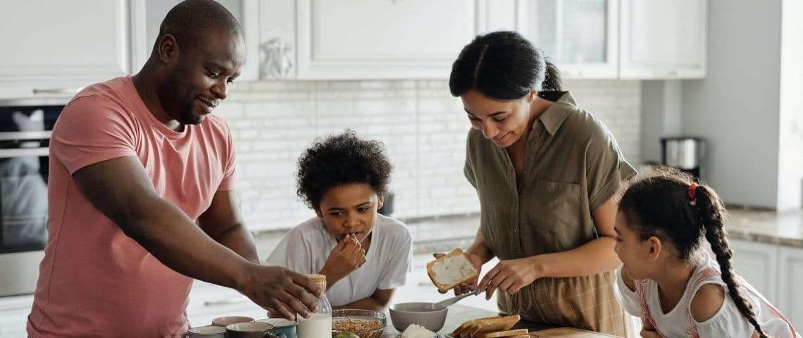 lactel-jeu-detective-ptit-dej-habitudes-alimentaires Famille prenant le petit déjeuner