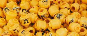 Tas de têtes de Lego