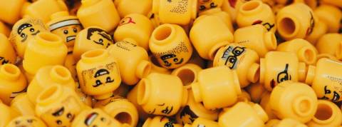 Une armée de faux comptes fait la propagande de la Chine sur Twitter Tas de têtes de Lego