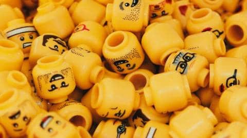 Une armée de faux comptes fait la propagande de la Chine sur Twitter Tas de têtes de Lego
