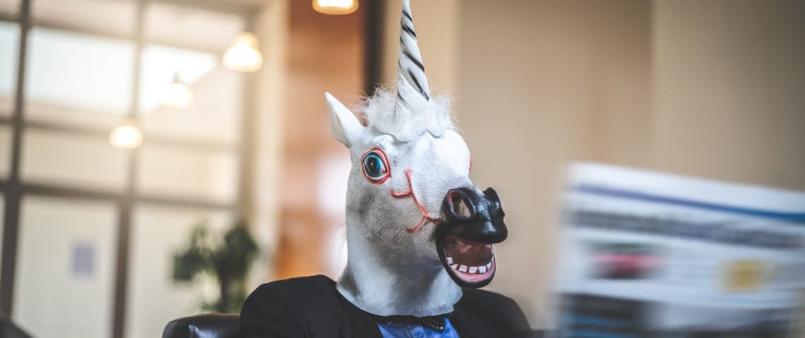 Que voir à Vivatech cette année ? Un homme en masque licorne lit le journal