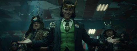 Loki portant sa couronne et un badge électoral Disney impose un copyright sur Loki