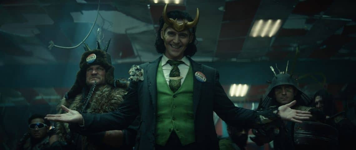 Loki portant sa couronne et un badge électoral Disney impose un copyright sur Loki