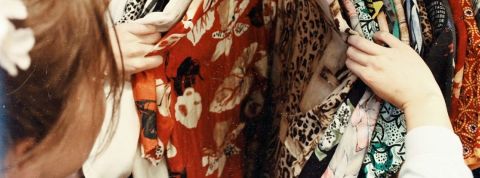 Comment rendre la mode éthique ? Une femme en train de regarder un portant de vêtements