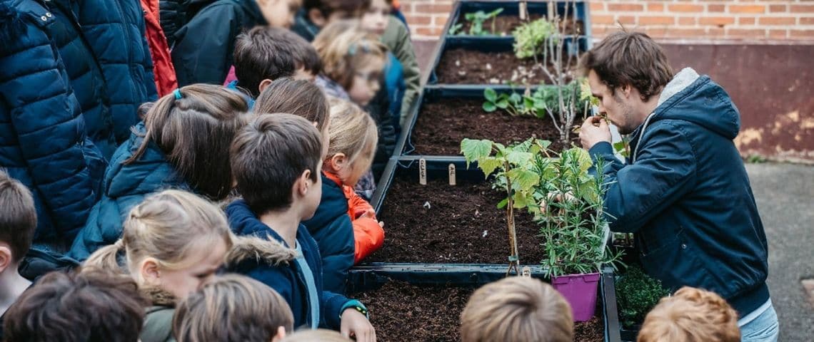 Noocity sème ses graines chez Ba’bees : installation de 8 bacs potagers pour reconnecter enfants et professionnels à la nature Potager Noocity, avec des enfants autour
