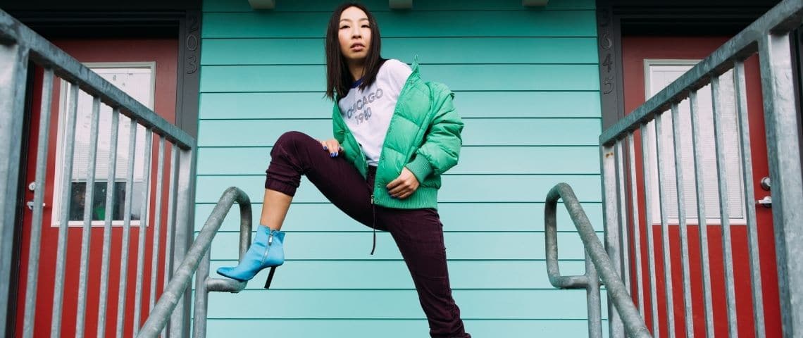 Arianee, et la Fédération de la Haute Couture et de la Mode, qui coordonne la Paris Fashion Week Homme et la Semaine de la Haute Couture, s’associent afin d’offrir une expérience NFT Mannequin avec une doudoune verte et un pantalon noir