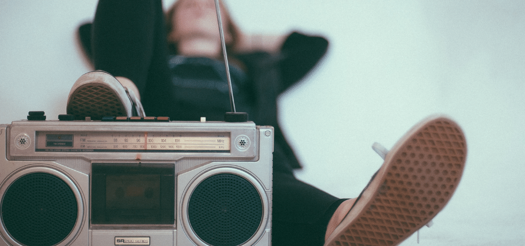 Ecouter et parler au calme, c'est encore possible sur Internet une radio et des pieds sur fond bleu
