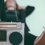 une radio et des pieds sur fond bleu
