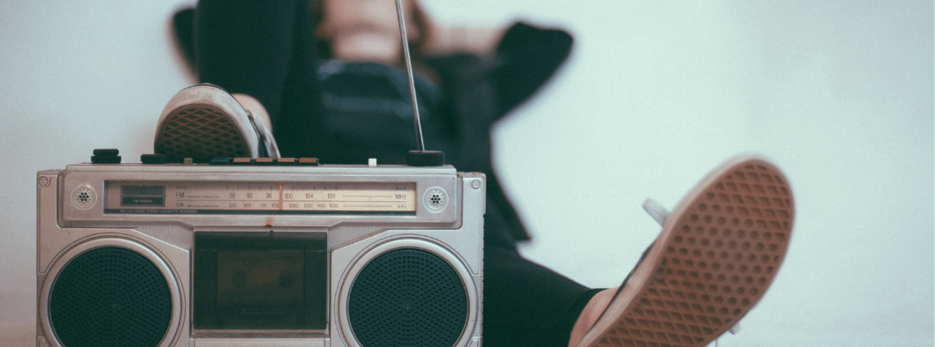 Ecouter et parler au calme, c'est encore possible sur Internet une radio et des pieds sur fond bleu