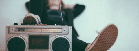 Ecouter et parler au calme, c'est encore possible sur Internet une radio et des pieds sur fond bleu