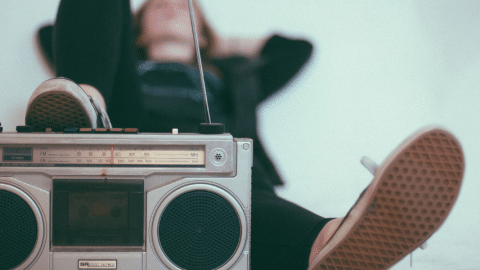 une radio et des pieds sur fond bleu