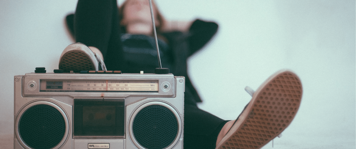 Ecouter et parler au calme, c'est encore possible sur Internet une radio et des pieds sur fond bleu