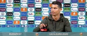 Cristiano Ronaldo enlève des bouteilles de Coca-Cola lors d'une conférence de presse