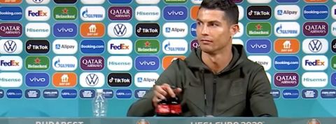 Comment Cristiano Ronaldo a fait chuter la valorisation de Coca-Cola Cristiano Ronaldo enlève des bouteilles de Coca-Cola lors d'une conférence de presse