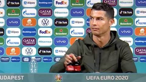 Comment Cristiano Ronaldo a fait chuter la valorisation de Coca-Cola Cristiano Ronaldo enlève des bouteilles de Coca-Cola lors d'une conférence de presse