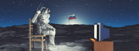 La Russie en tête de la course au premier film dans l'espace Cosmonaute devant la TV sur la lune