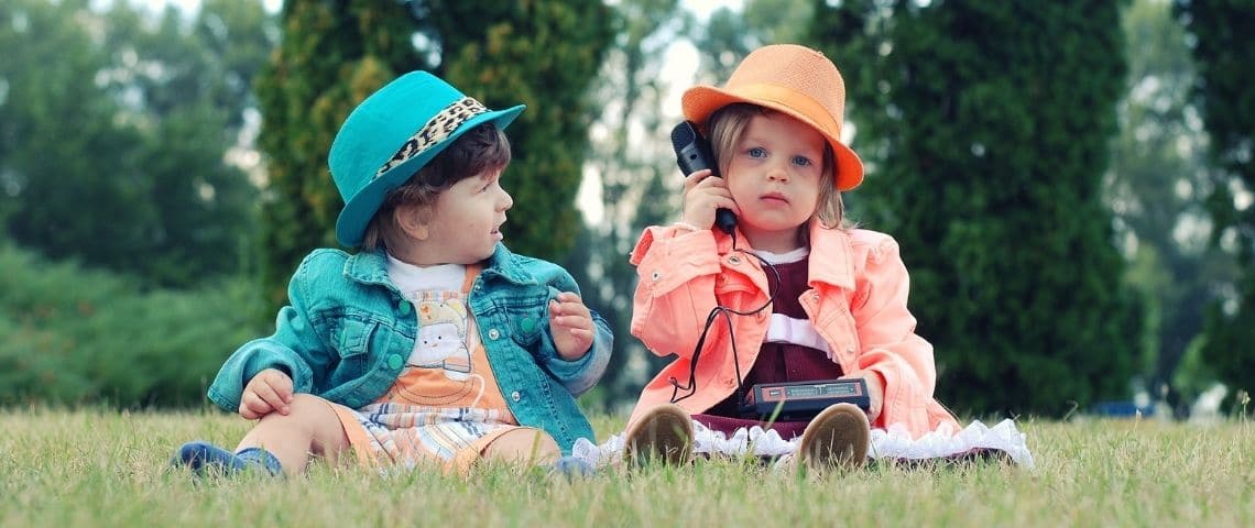 Il Etait Plusieurs Fois devient entreprise à mission, nouveau statut juridique encadré par la loi PACTE de mai 2019 2 enfants assis dans l'herbe