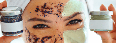 Une femme avec de la crème verte et des paillettes sur le visage