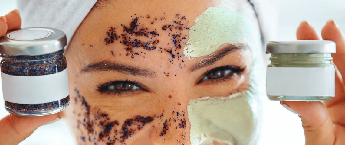 Une femme avec de la crème verte et des paillettes sur le visage