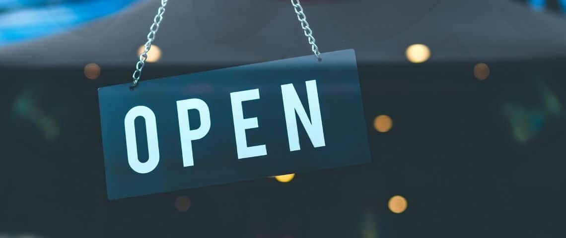 99designs by Vistaprint et le Chef Philippe Etchebest lancent une initiative pour soutenir les restaurateurs Affiche Open