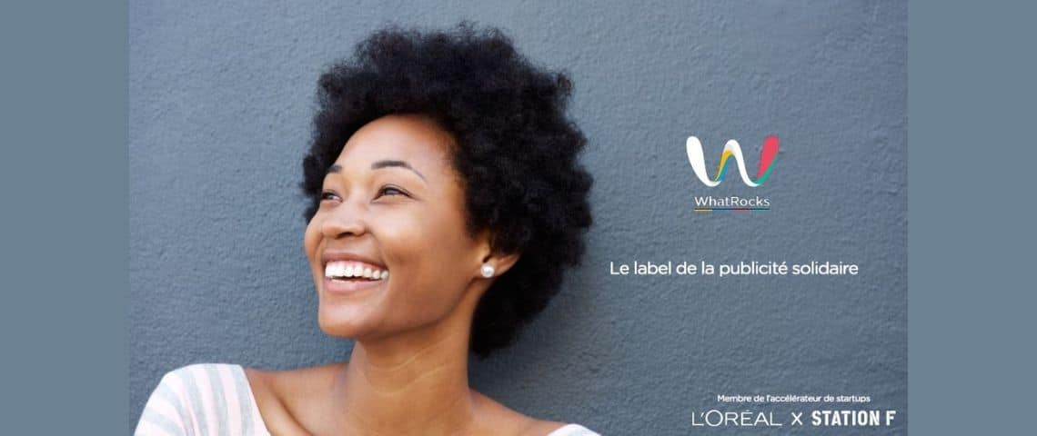 Plus de 50 marques, agences, éditeurs, régies publicitaires et associations soutiennent le lancement de WhatRocks, le portemonnaie solidaire pour faire des dons financés par la publicité. Jeunes femme souriante