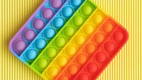 Des bulles colorées sur fond jaune