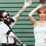 Couple de mariés rigolos