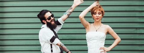 Pourquoi choisit-on de se marier avec son meilleur ami ? Couple de mariés rigolos