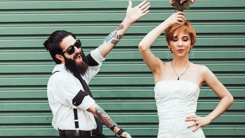 Couple de mariés rigolos