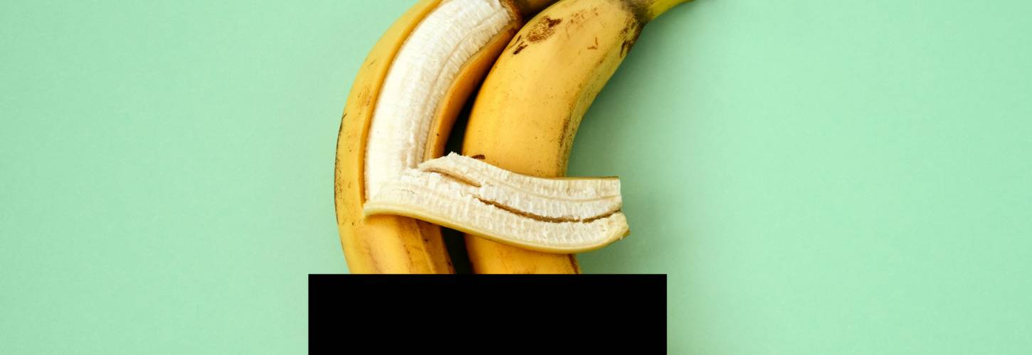 Les Napoleons explorent le plaisir à Arles deux bananes qui s'enlacent une barre noire figure leur intimité préservée