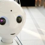 Le robot Pepper dans un hall d'aéroport