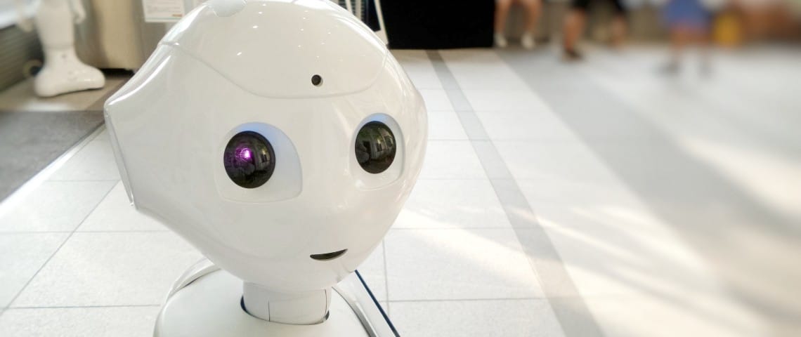 Pepper ou la fin des robots sociaux ? Nécrologie d'un petit robot sympathique mais inutile Le robot Pepper dans un hall d'aéroport