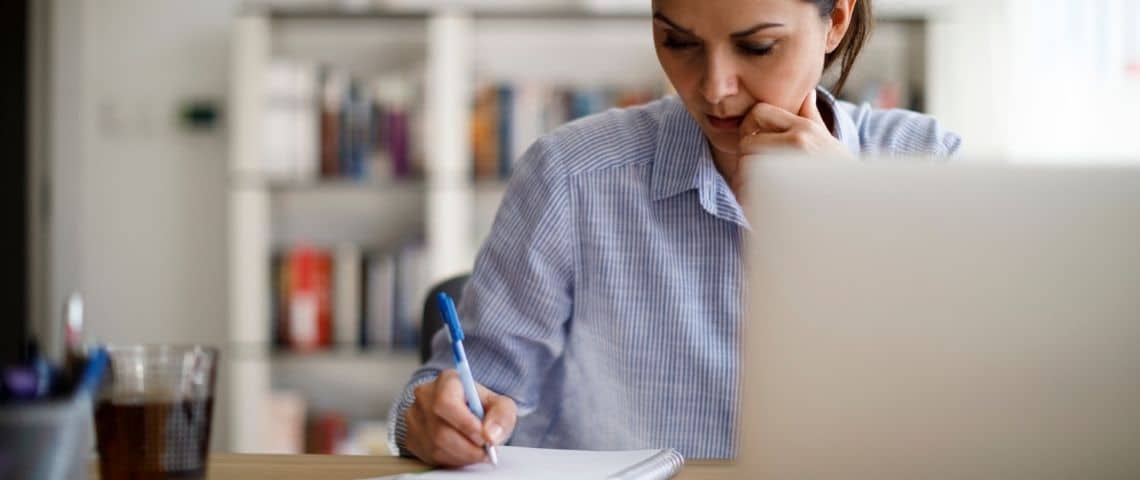 « Marketing compliance » : qu’est-ce-que c’est ? Quels liens avec votre stratégie de contenus ? Une femme qui travaille