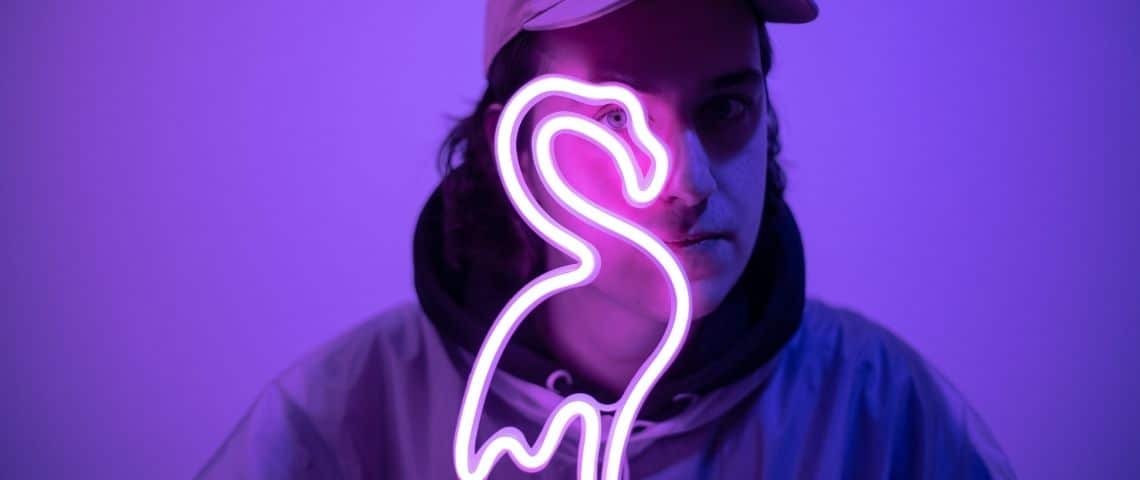 Comment mesurer son retour sur investissement en Influence Marketing ? Un homme et des lumières