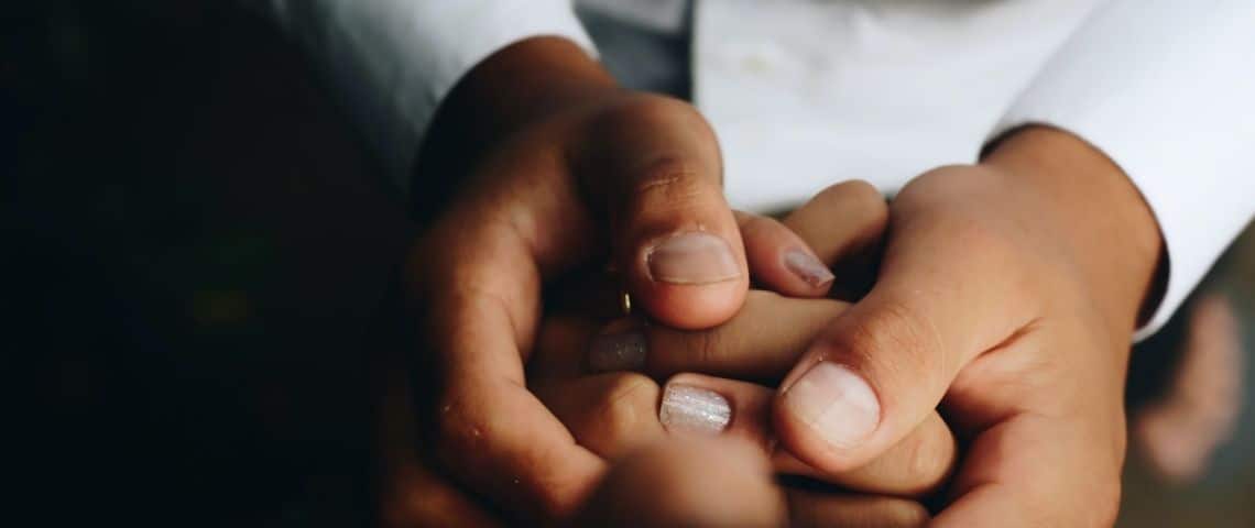 solidarite-associations-appelle-les-entreprises-de-lalimentaire-pour-offrir-un-repas-aux-plus-demunis Deux personnes qui se tiennent la main