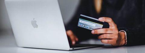 une femme qui commande en ligne